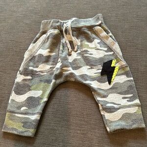 Bottlecaps 3-6 month pants.  Slight piling.